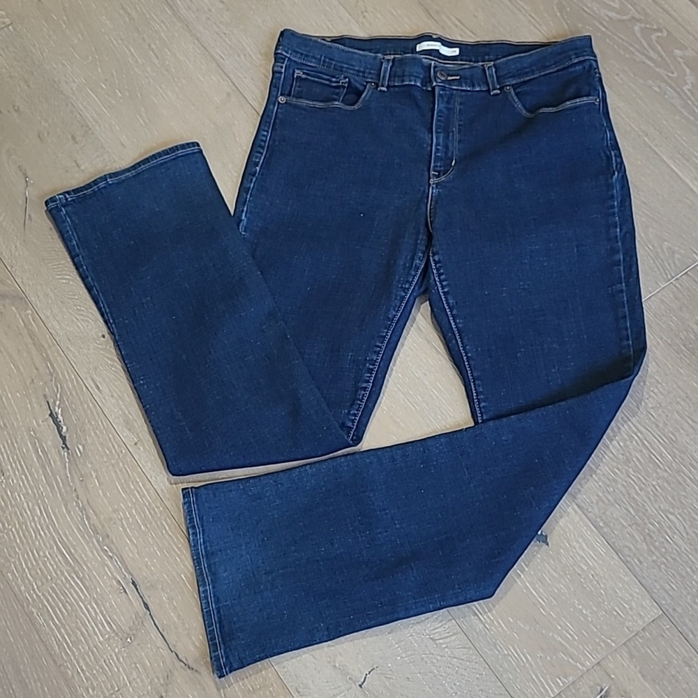 EUC Levi's Jean Women's sz 14 Classic Boot Cut Mid Rise Dark Denim